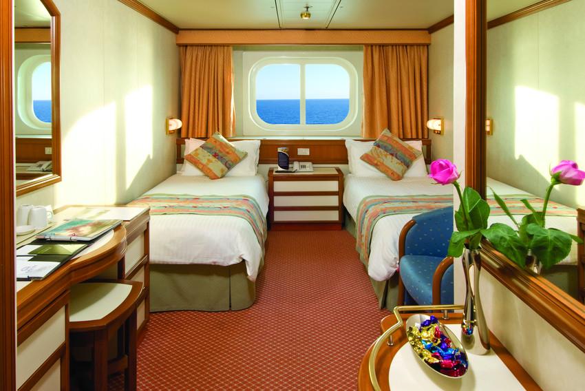 Ship Oceana: 260.00 m long can accommodate up to 1950 ...